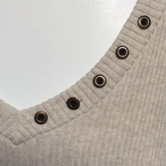 Long sleeve stretchy v-neck sweater - Picture 2 of 5